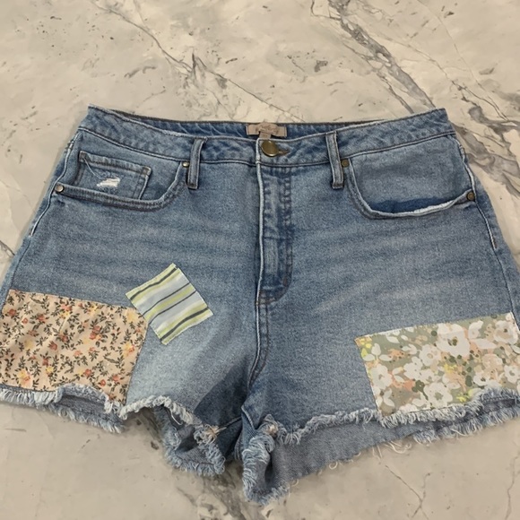 WONDERLY, patch work, frayed, fringed denim jean shorts, size 32 - Picture 8 of 8